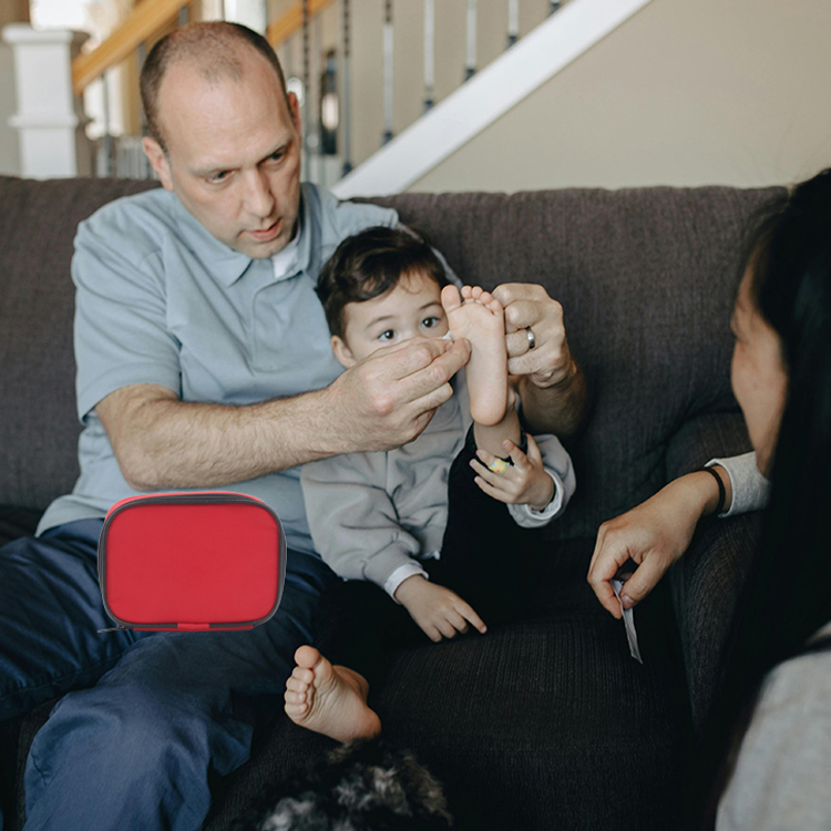 Mini-Erste-Hilfe-Set, kleines Erste-Hilfe-Set – inklusive Notfall-Foliendecke, Schere für Reisen, Zuhause, Büro, Fahrzeug, Camping, Arbeitsplatz und Outdoor (rot)