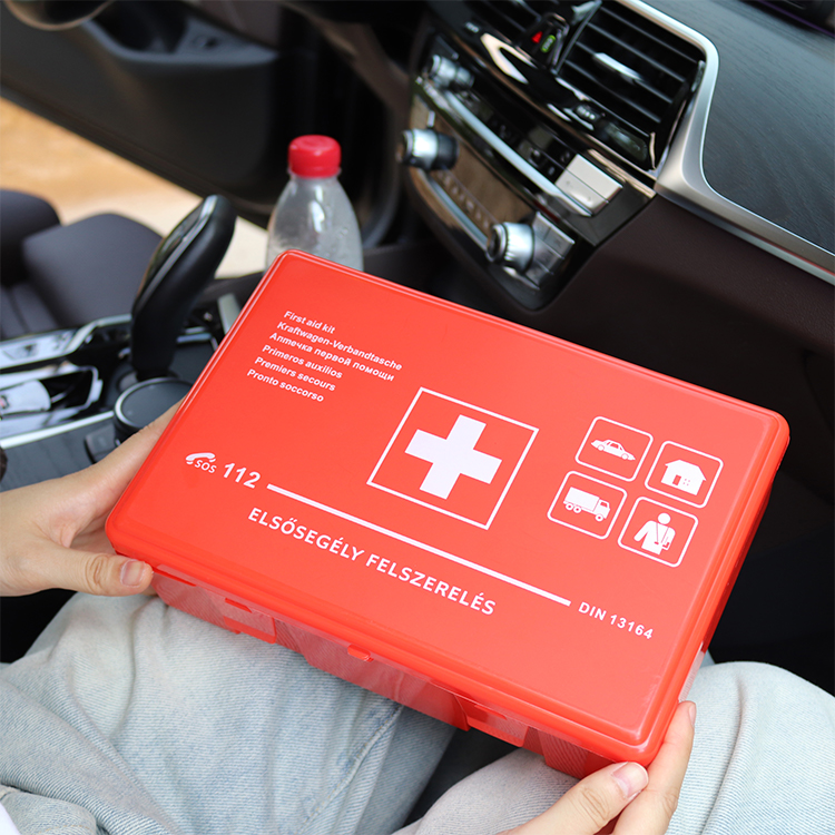 Wie oft sollte das Erste-Hilfe-Set Din13164 in Fahrzeugen überprüft werden?